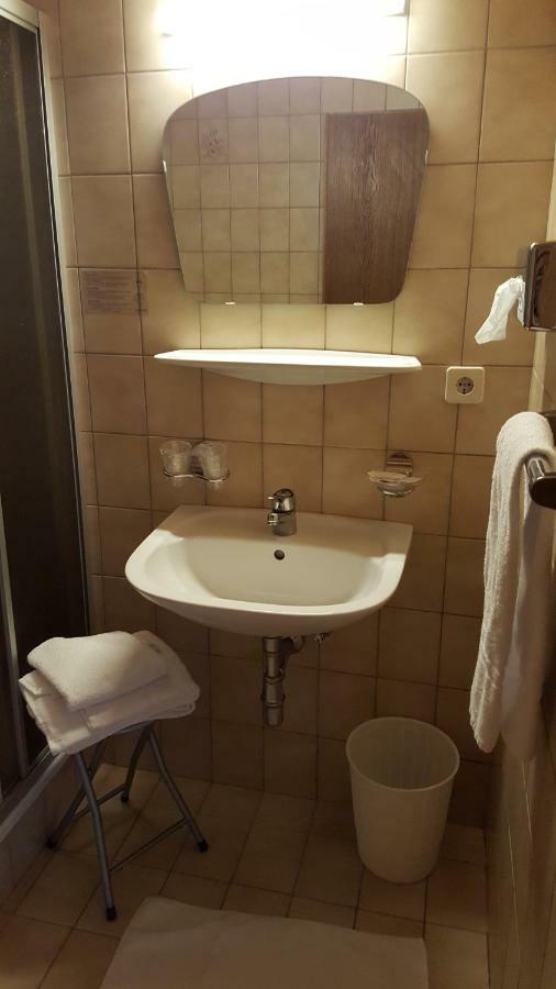 Singer Hotel *