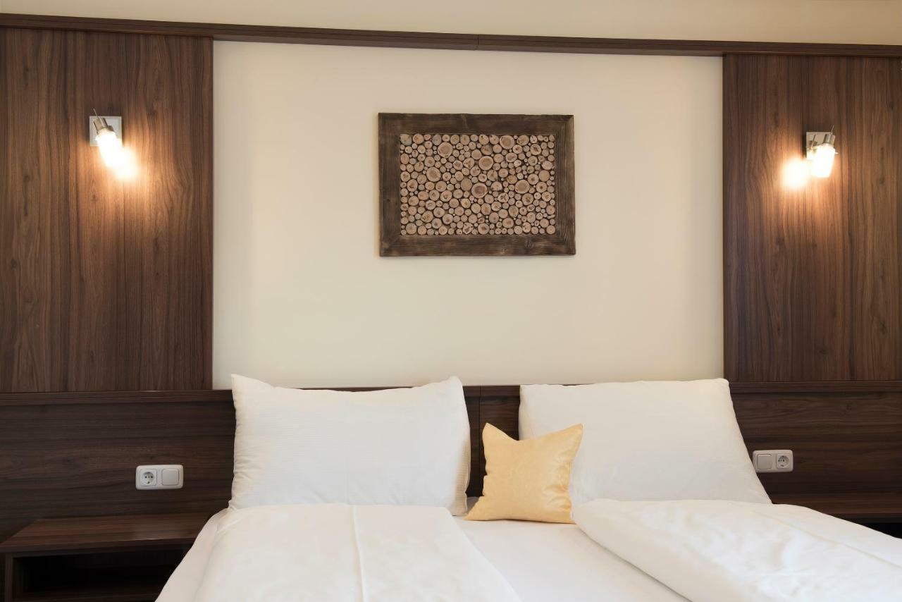 Singer Hotel *