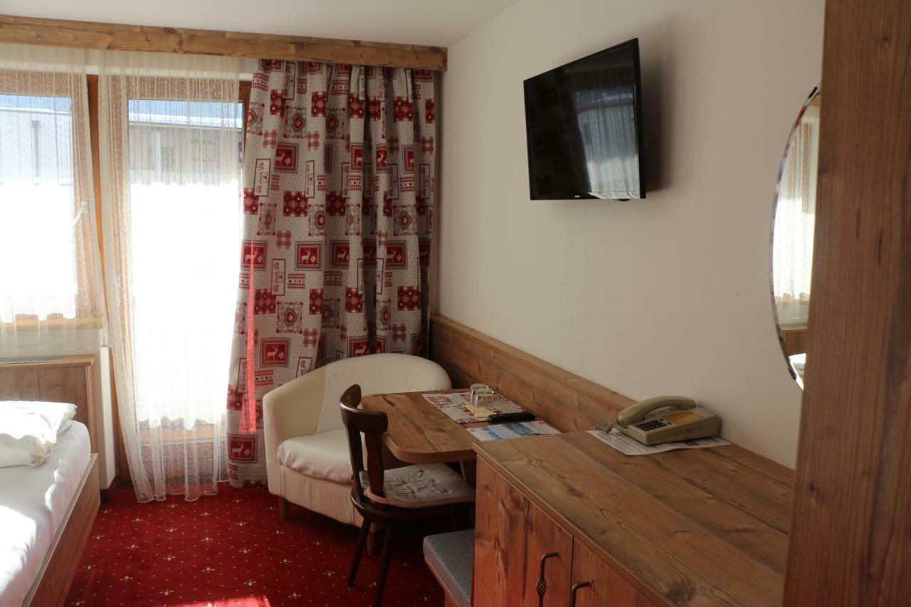 Singer Hotel *